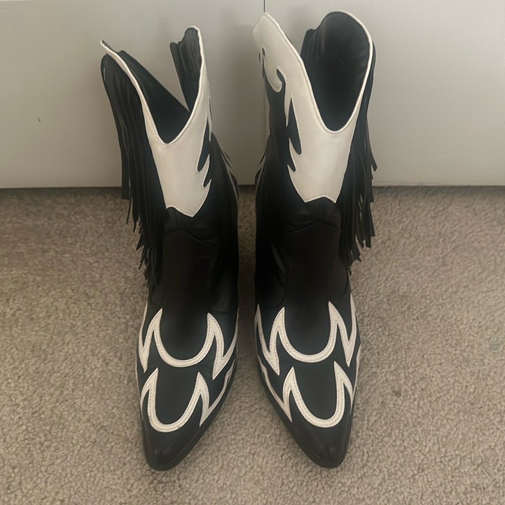 Cape Robbin heeled ankle booties with FRINGE 🖤